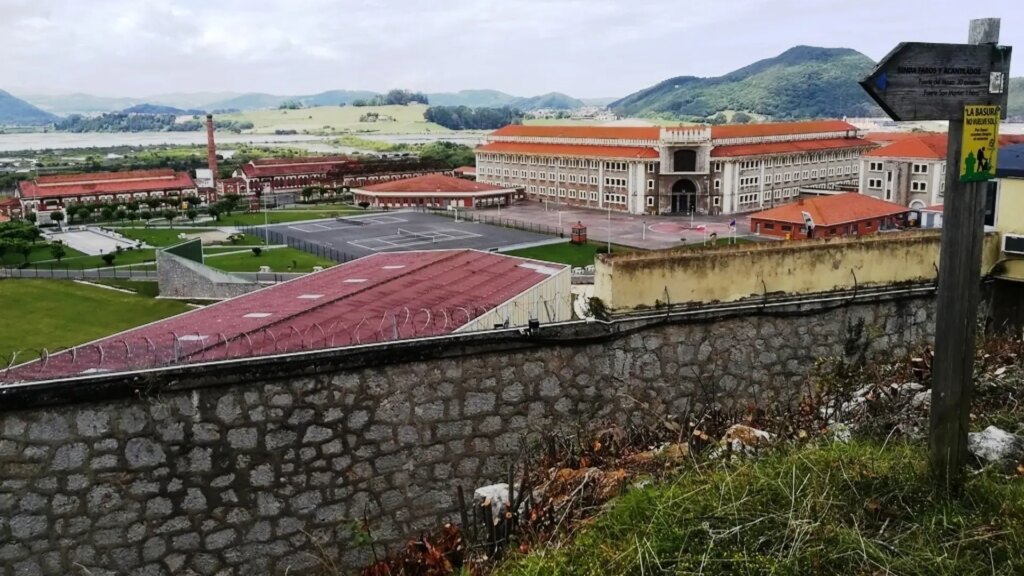 Hallan ahorcado en su celda a un preso condenado por asesinar a su mujer en Avilés a golpes con una llave inglesa Hallan ahorcado en su celda a un preso condenado por asesinar a su mujer en Avilés a golpes con una llave inglesa