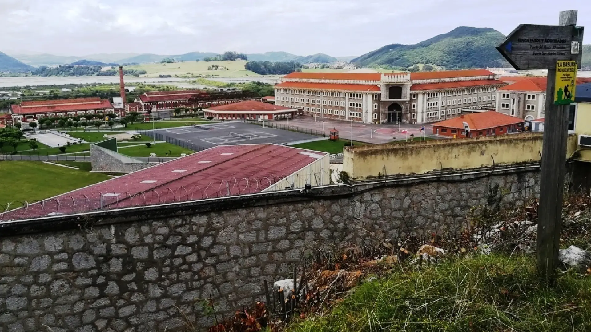 Hallan ahorcado en su celda a un preso condenado por asesinar a su mujer en Avilés a golpes con una llave inglesa Hallan ahorcado en su celda a un preso condenado por asesinar a su mujer en Avilés a golpes con una llave inglesa