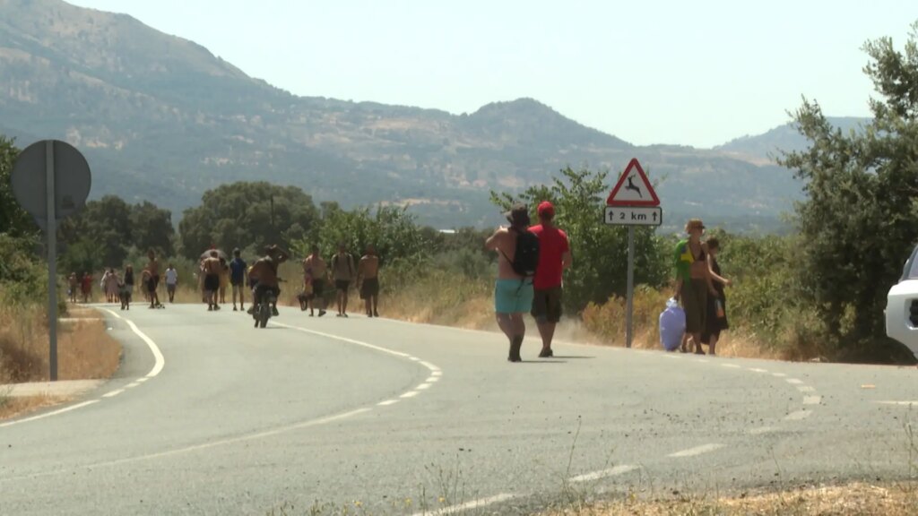 La Guardia Civil mantiene el blindaje en la ‘rave’ ilegal de La Granja y calcula que en el recinto hay «en torno a unas 3.000 personas» La Guardia Civil mantiene el blindaje en la ‘rave’ ilegal de La Granja y calcula que en el recinto hay «en torno a unas 3.000 personas»