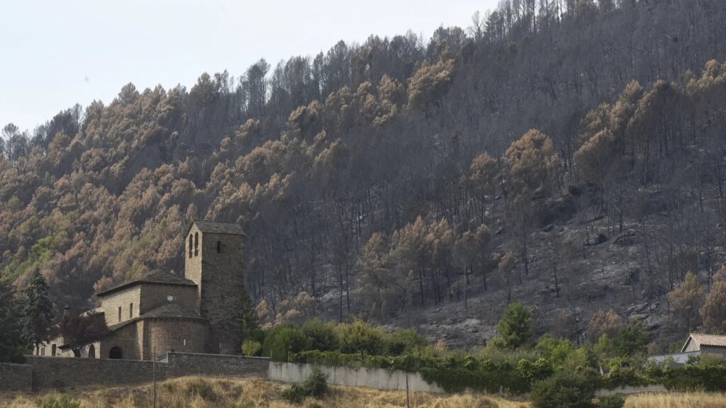 La lluvias alivian el incendio de Riglos que mantiene a más de un millar de desalojados y deja ya 17.500 hectáreas calcinadas