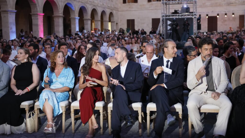 La reina Letizia clausura junto a Javier Bardem el Atlàntida Film Fest en la gala del estreno de ‘El ser querido’ La reina Letizia clausura junto a Javier Bardem el Atlàntida Film Fest en la gala del estreno de ‘El ser querido’