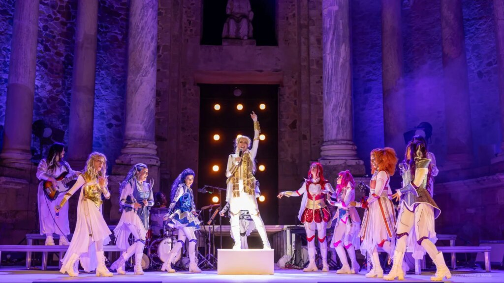 Las musas se imponen a Zeus, la IA y la lluvia a ritmo de musical en el Festival de Mérida