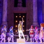 Las musas se imponen a Zeus, la IA y la lluvia a ritmo de musical en el Festival de Mérida