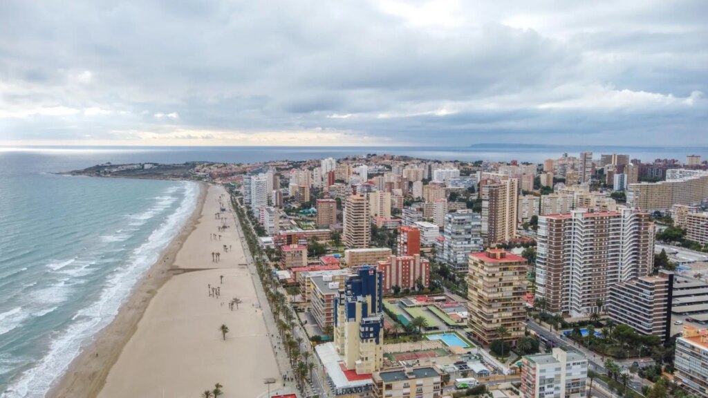 Muere un joven tras ser agredido por otro en la Playa de San Juan Muere un joven tras ser agredido por otro en la Playa de San Juan