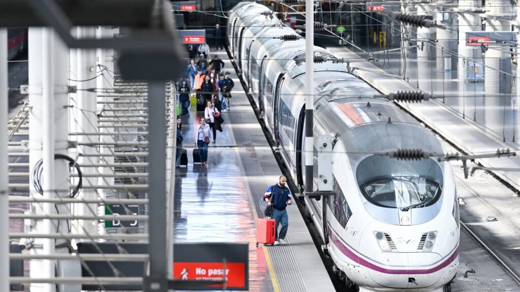 Renfe ajusta desde el 14 de septiembre los horarios de cuatro servicios AVE entre Barcelona, Málaga y Granada Renfe ajusta desde el 14 de septiembre los horarios de cuatro servicios AVE entre Barcelona, Málaga y Granada