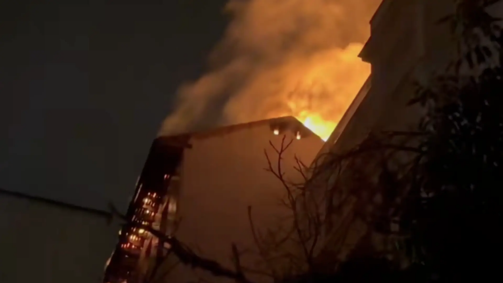 Un aparatoso incendio derrumba el tejado de un edificio en Chamberí Un aparatoso incendio derrumba el tejado de un edificio en Chamberí