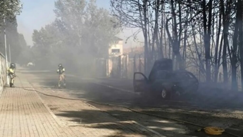 Un coche provoca un incendio en pleno casco urbano de Ávila sin causar víctimas Un coche provoca un incendio en pleno casco urbano de Ávila sin causar víctimas