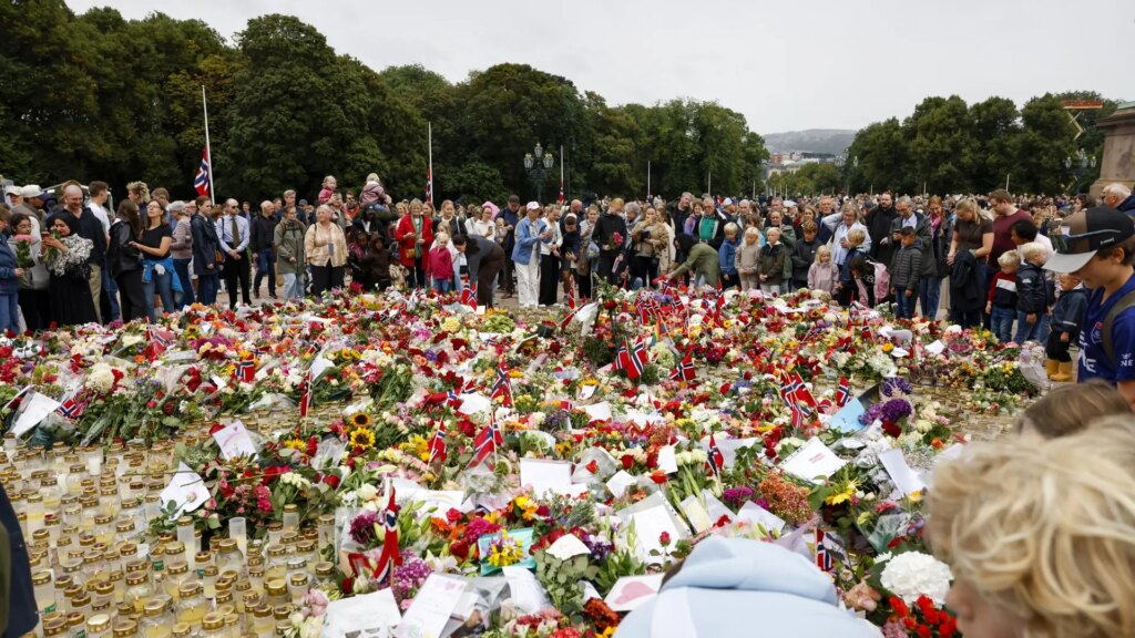 Un mar de flores despide a Harald V de Noruega Un mar de flores despide a Harald V de Noruega