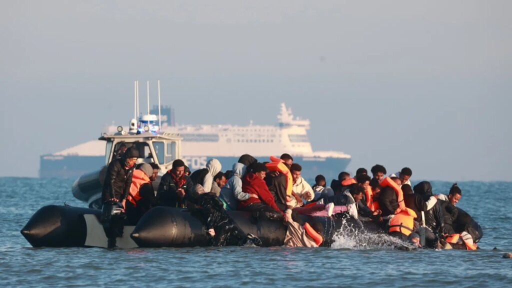 Un muerto y tres heridos en una patera con 110 migrantes que navegaba hacia Inglaterra