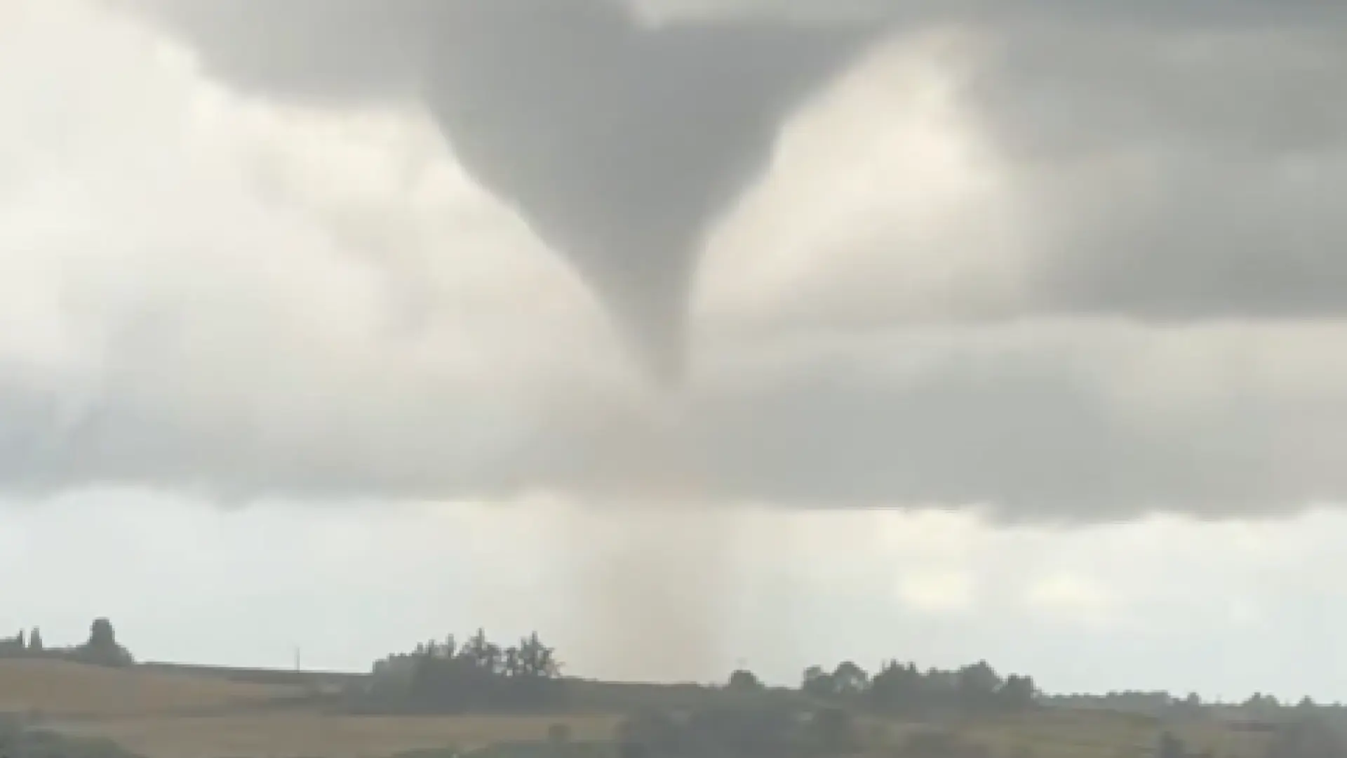 Un tornado causa daños y varios heridos en el sur de Francia, azotada por un frente de tormentas Un tornado causa daños y varios heridos en el sur de Francia, azotada por un frente de tormentas