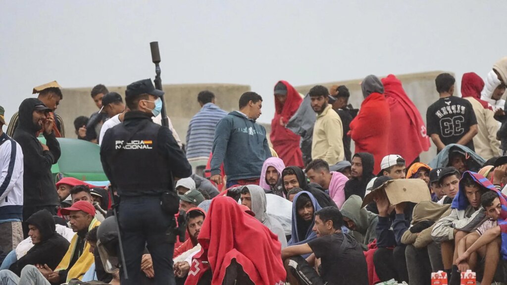 el Gobierno fracasa en la devolución y reagrupación de migrantes y miles continúan en las calles de la ciudad