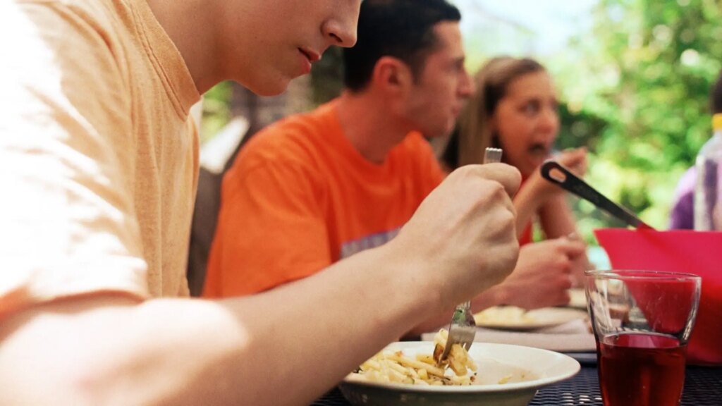 ¿Cambias tus horarios de comidas los fines de semana? Qué es el ‘jetlag alimentario’ y por qué es peligroso para tu salud