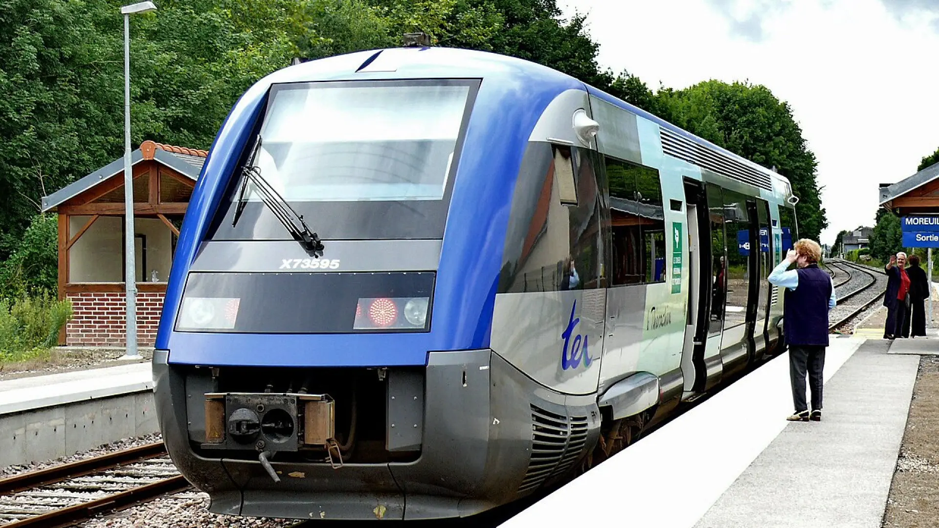 Al menos 44 heridos al descarrilar un tren regional en el norte de Francia Al menos 44 heridos al descarrilar un tren regional en el norte de Francia