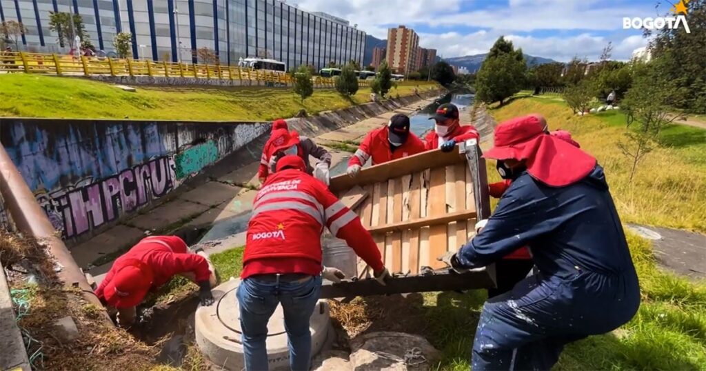 Así era el ‘apartamento’ de 200 metros que un habitante calle amobló debajo del puente de la calle 170 con 15