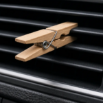 Colocar una pinza de madera en la rejilla del aire acondicionado de tu coche mejora la climatización