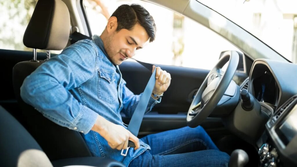 El accesorio para el cinturón que cada vez usa más gente: puede comprometer la seguridad