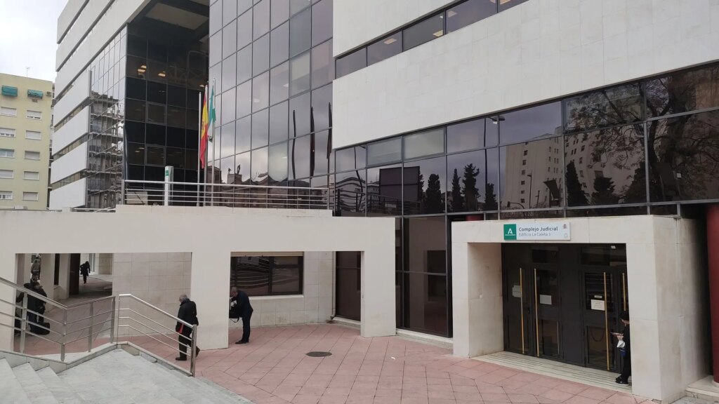 Investigados cinco médicos y cuatro teleoperadoras por la muerte de una estudiante en su piso en Granada Investigados cinco médicos y cuatro teleoperadoras por la muerte de una estudiante en su piso en Granada