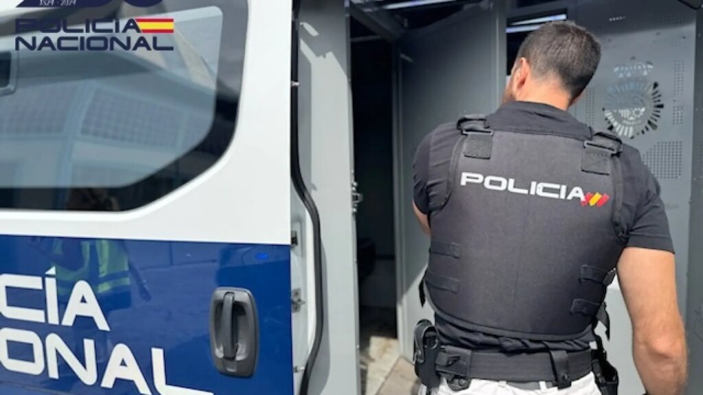 La Policía consigue que un vecino abandone la azotea de un edificio de Ávila tras más de cinco horas de negociación