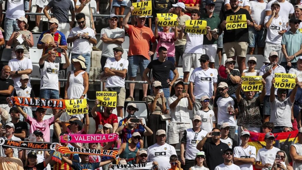 La afición del Valencia se manifiesta contra la directiva en Mestalla tras la ‘manita’ del Barcelona: «No vais a salir»