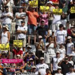 La afición del Valencia se manifiesta contra la directiva en Mestalla tras la ‘manita’ del Barcelona: «No vais a salir»
