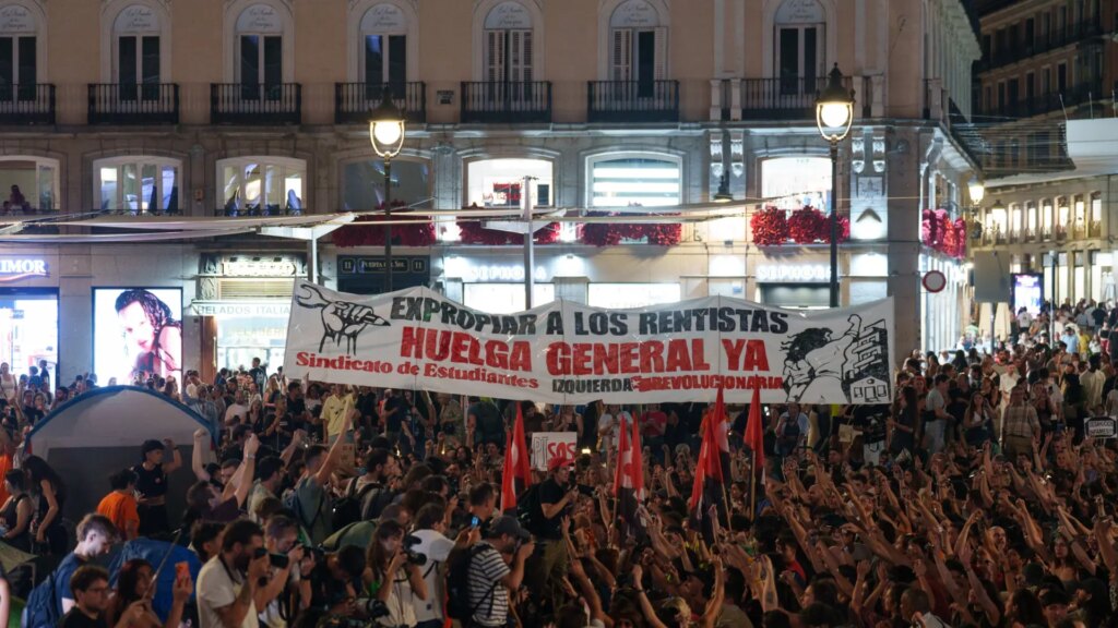 Las fotos de la acampada en la Puerta del Sol contra los desahucios y por el 'Decreto Maricarmen'