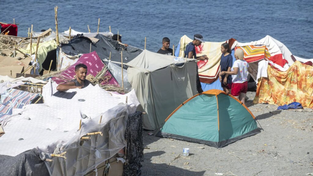 Los trabajadores de los servicios de limpieza de Ceuta, «al límite» por los miles de residuos que generan los migrantes