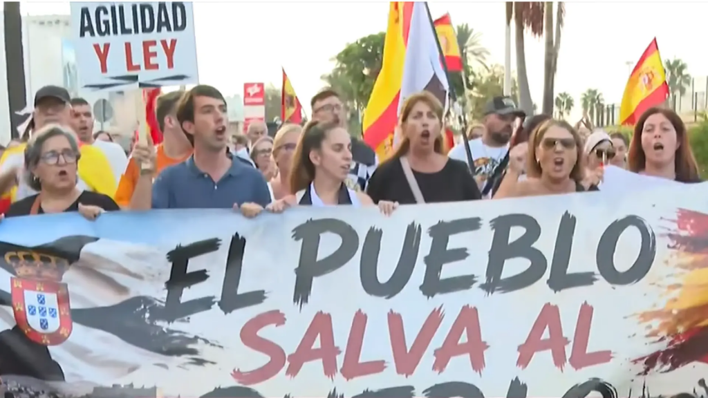 Los vecinos de Ceuta vuelven a la calle a protestar contra el espacio para migrantes previsto en el Muelle de Poniente