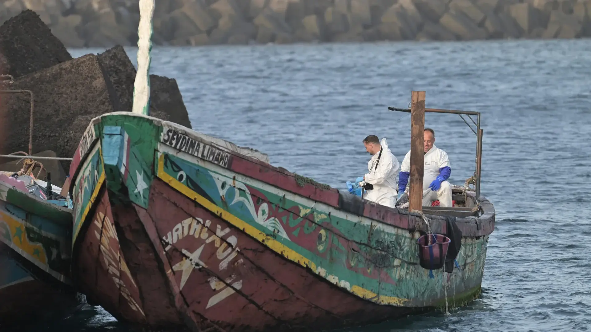 Más de 80 muertos en un cayuco rescatado al sur de Canarias tras 26 días a la deriva Más de 80 muertos en un cayuco rescatado al sur de Canarias tras 26 días a la deriva