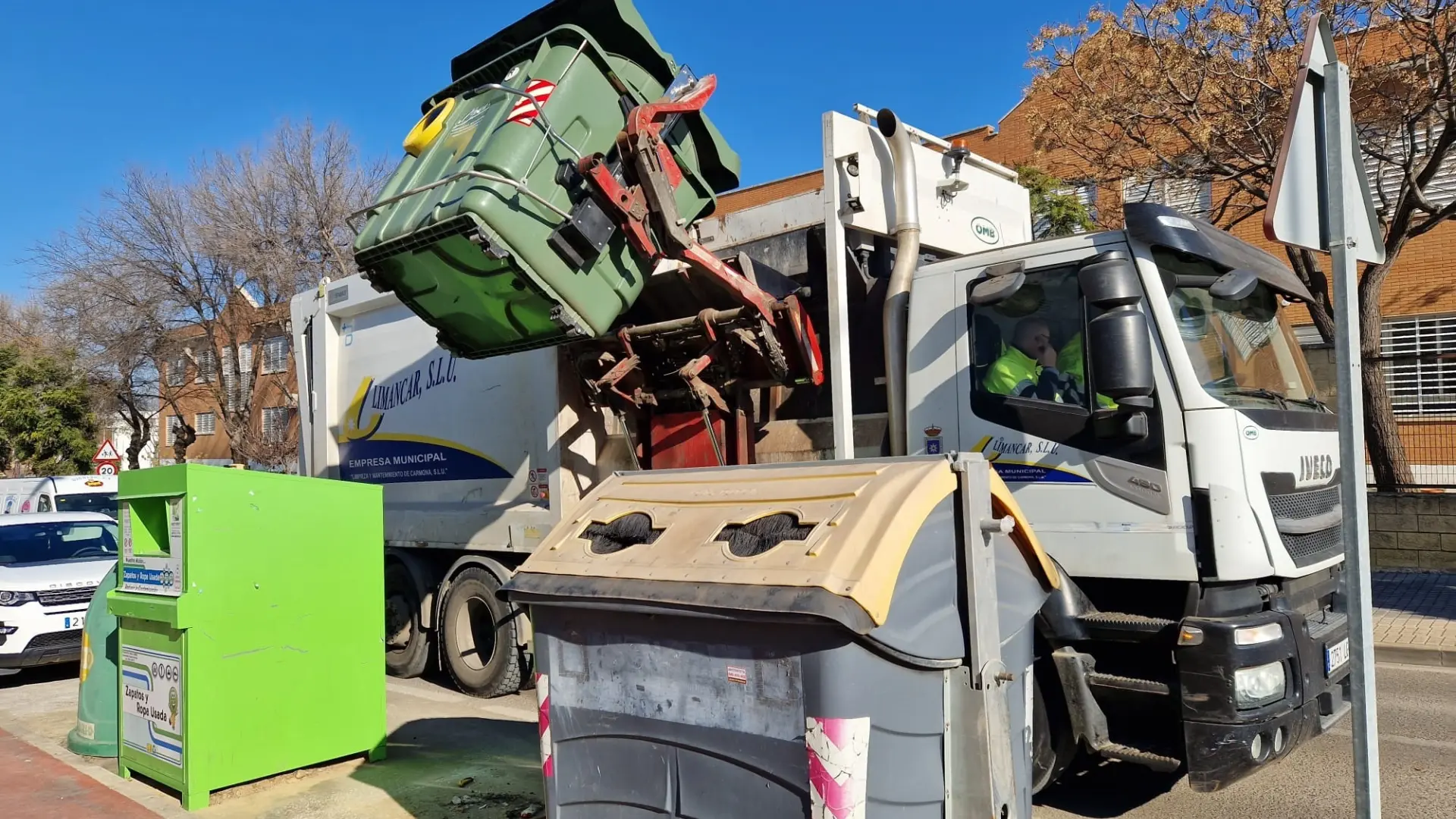 Muere atrapado en un camión de basura un hombre que se había ocultado en un contenedor tras cometer un hurto