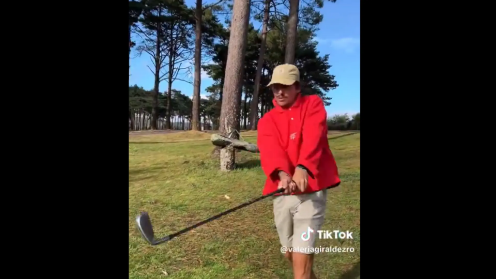 Piden cesar a un alto cargo de la Diputación de Pontevedra por bromas sobre golpear a niños huérfanos con un palo de golf Piden cesar a un alto cargo de la Diputación de Pontevedra por bromas sobre golpear a niños huérfanos con un palo de golf