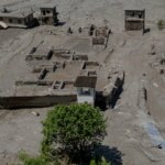 Rescatan con vida a dos trabajadores de un túnel diez días después de la riada en Nepal