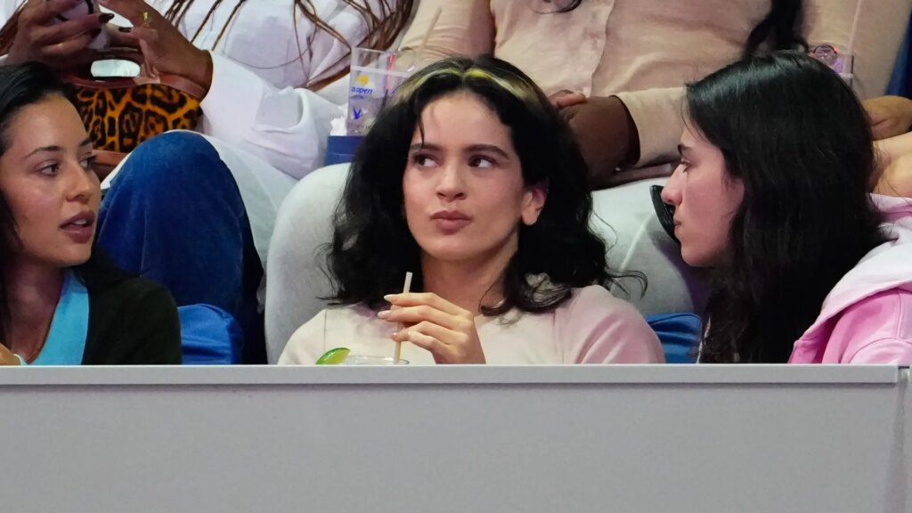 Rosalía y Loli Bahia se dan su primer beso público en el Open de EEUU en Nueva York Rosalía y Loli Bahia se dan su primer beso público en el Open de EEUU en Nueva York