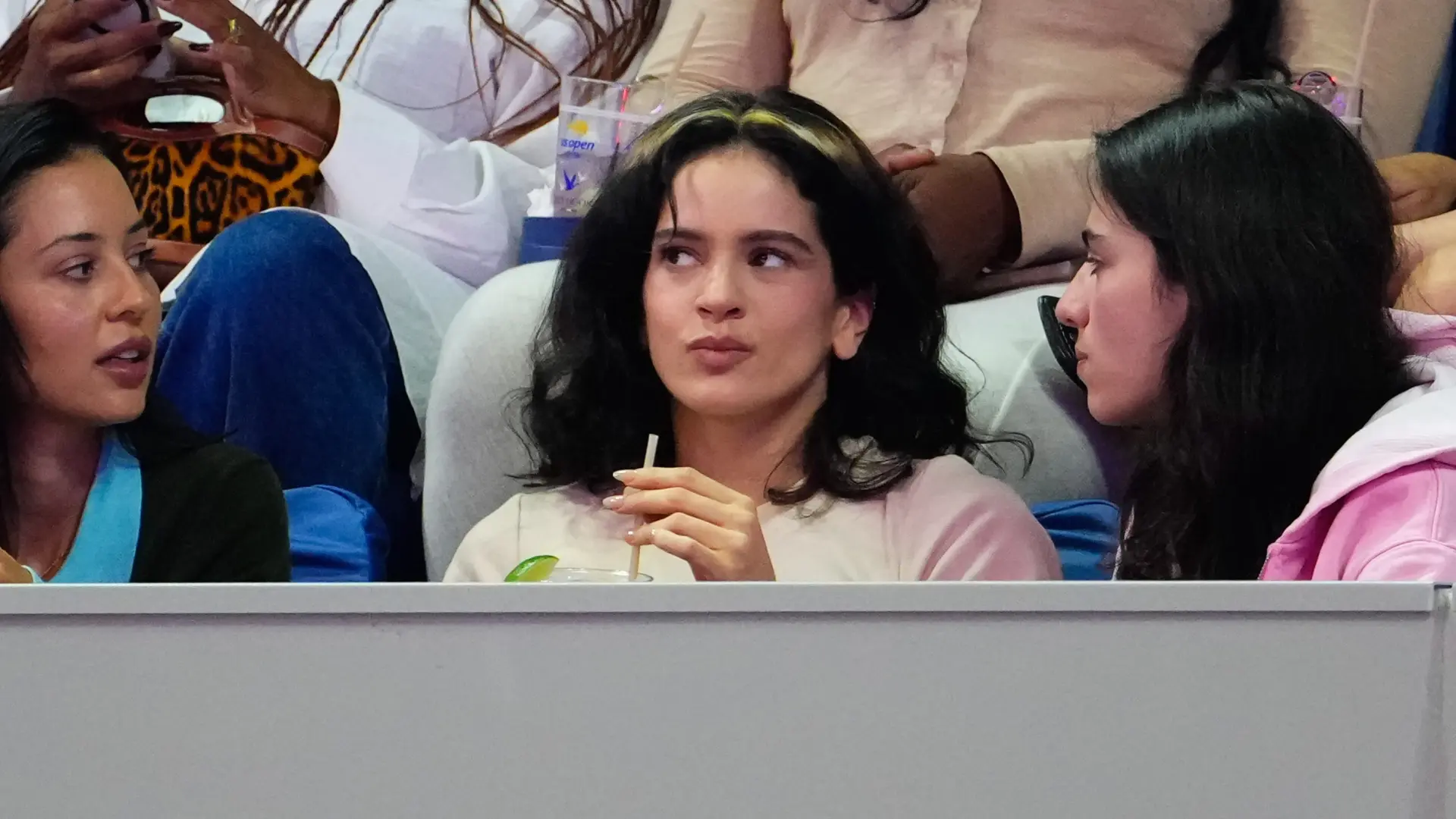 Rosalía y Loli Bahia se dan su primer beso público en el Open de EEUU en Nueva York Rosalía y Loli Bahia se dan su primer beso público en el Open de EEUU en Nueva York