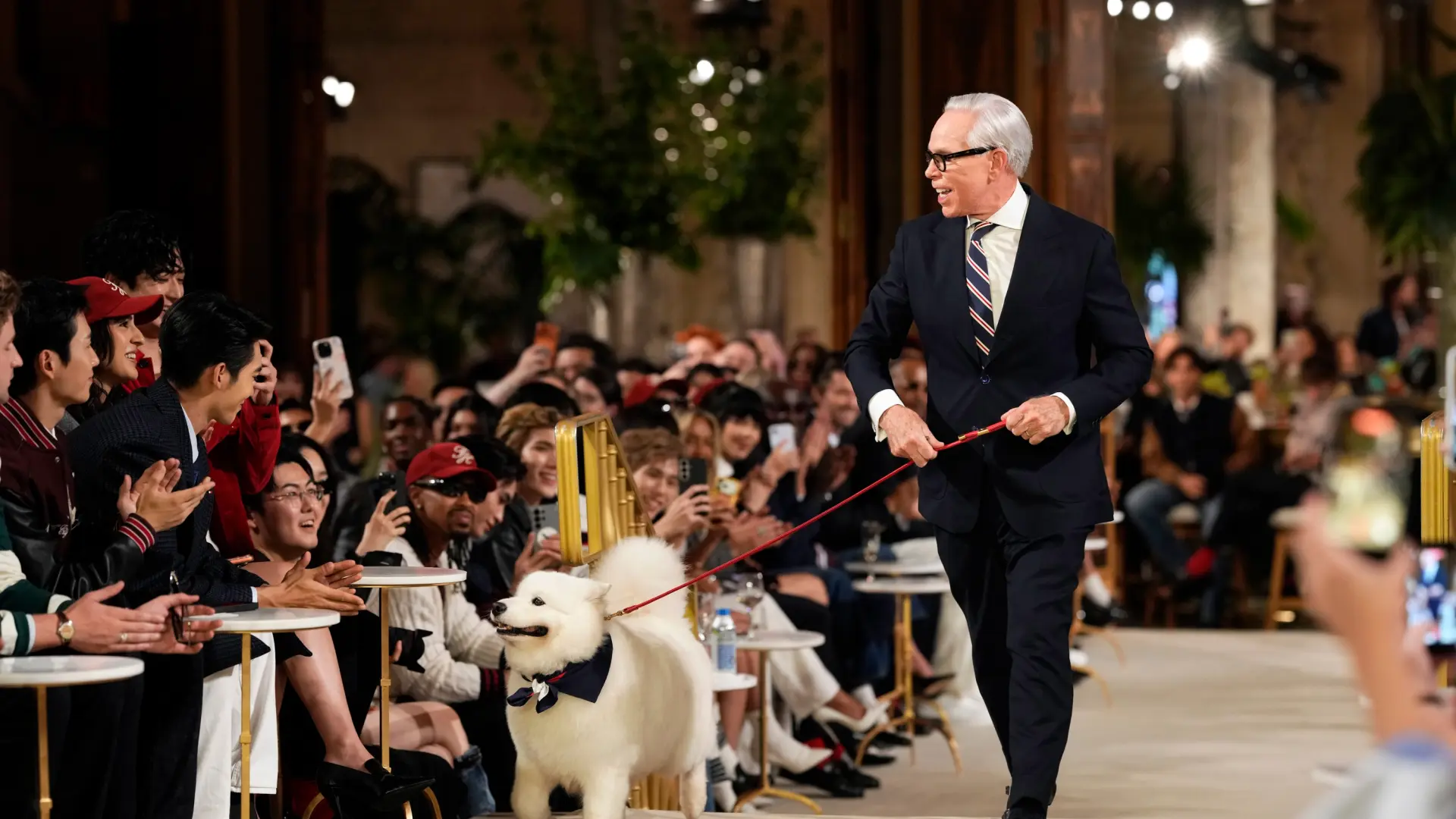 Tommy Hilfiger convierte el Hotel Plaza en su pasarela y pasea al perro de Taylor Swift y Travis Kelce Tommy Hilfiger convierte el Hotel Plaza en su pasarela y pasea al perro de Taylor Swift y Travis Kelce