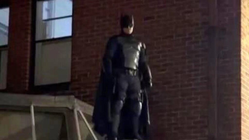 Un hombre disfrazado de Batman persigue a un ladrón y recupera un bolso robado