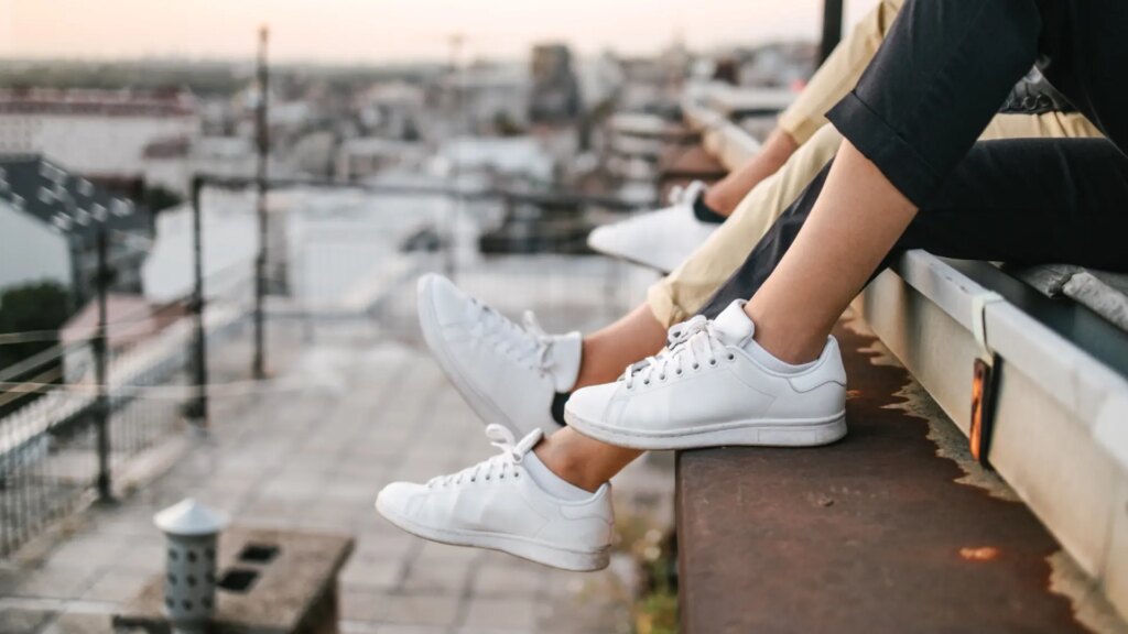 así puedes limpiar tus zapatillas blancas en casa y dejarlas como nuevas