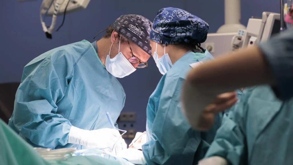 La terapia triple permite que cuatro de cada diez pacientes con cáncer de próstata metastásico sigan vivos a los ocho años La terapia triple permite que cuatro de cada diez pacientes con cáncer de próstata metastásico sigan vivos a los ocho años
