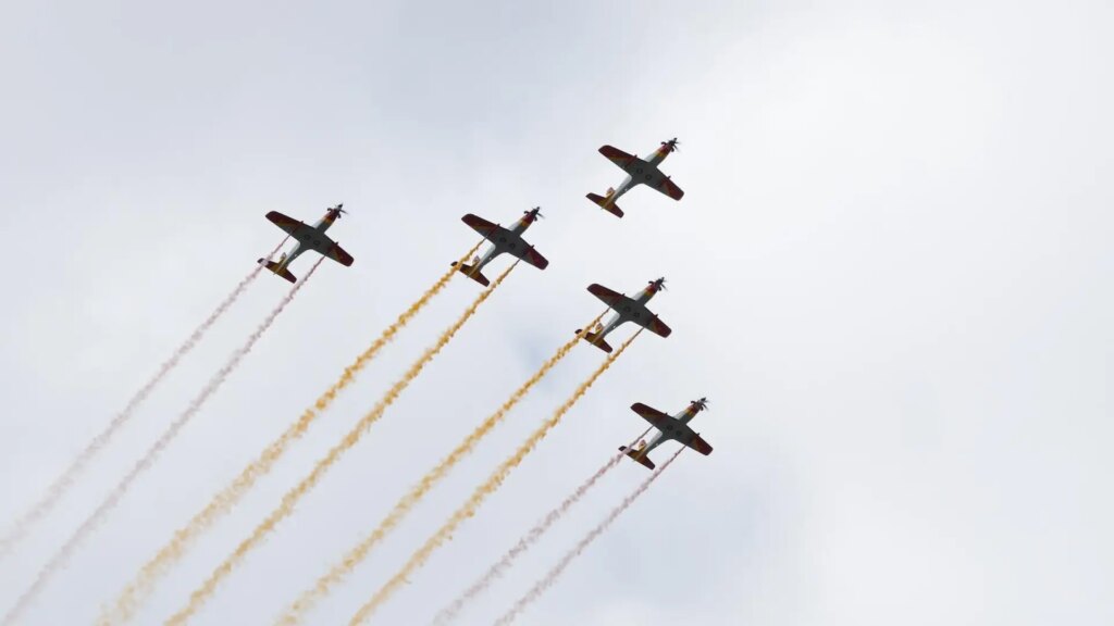 Así es la Formación Mirlo, los aviones que pintan la bandera de España en el cielo durante el desfile del Día de la Hispanidad Así es la Formación Mirlo, los aviones que pintan la bandera de España en el cielo durante el desfile del Día de la Hispanidad