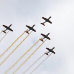 Así es la Formación Mirlo, los aviones que pintan la bandera de España en el cielo durante el desfile del Día de la Hispanidad