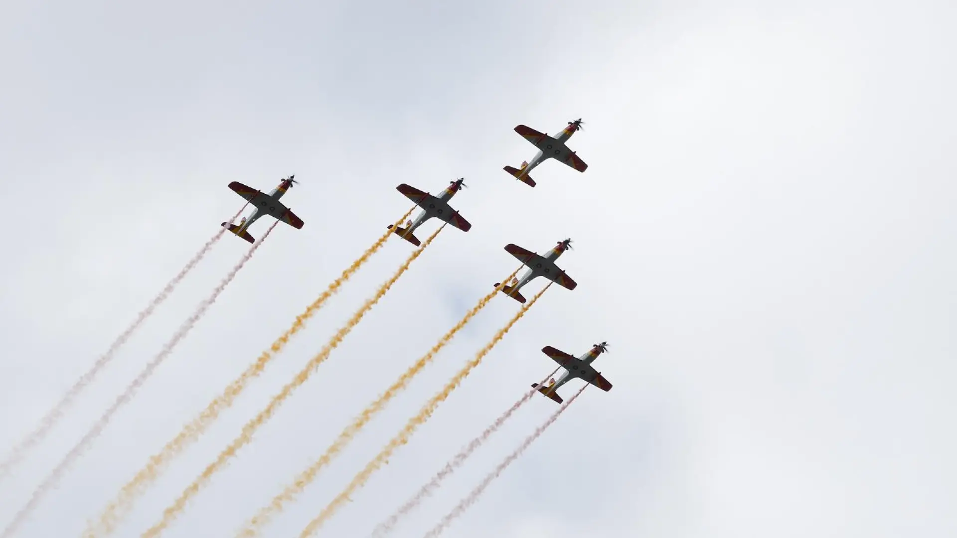 Así es la Formación Mirlo, los aviones que pintan la bandera de España en el cielo durante el desfile del Día de la Hispanidad