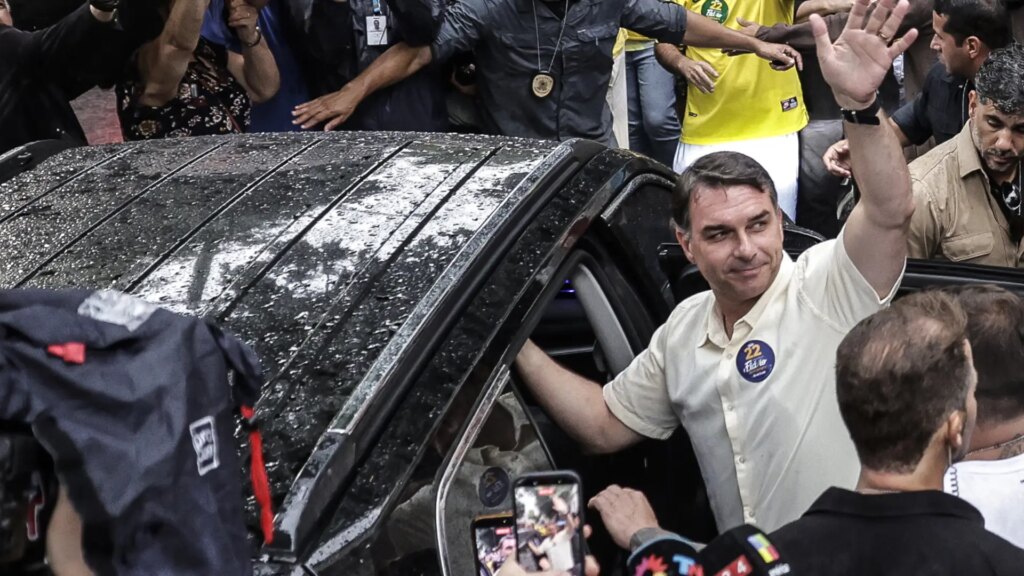 Bolsonaro llega a EEUU tras huir de Brasil y Lula califica su salida de «vergonzosa» Bolsonaro llega a EEUU tras huir de Brasil y Lula califica su salida de «vergonzosa»