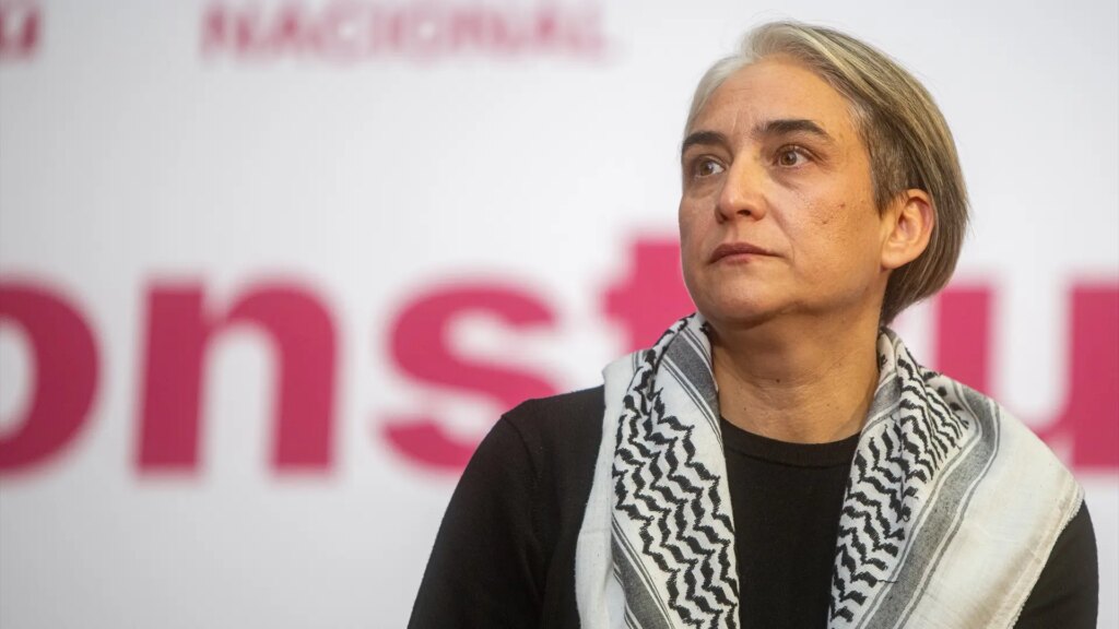 Colau, dispuesta a liderar el Frente Amplio si «no hay más de una papeleta de izquierdas» y se incluye a otros como Podemos Colau, dispuesta a liderar el Frente Amplio si «no hay más de una papeleta de izquierdas» y se incluye a otros como Podemos