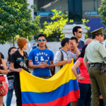 Cómo las familias colombianas en el exterior siguen la actualidad del país a diario