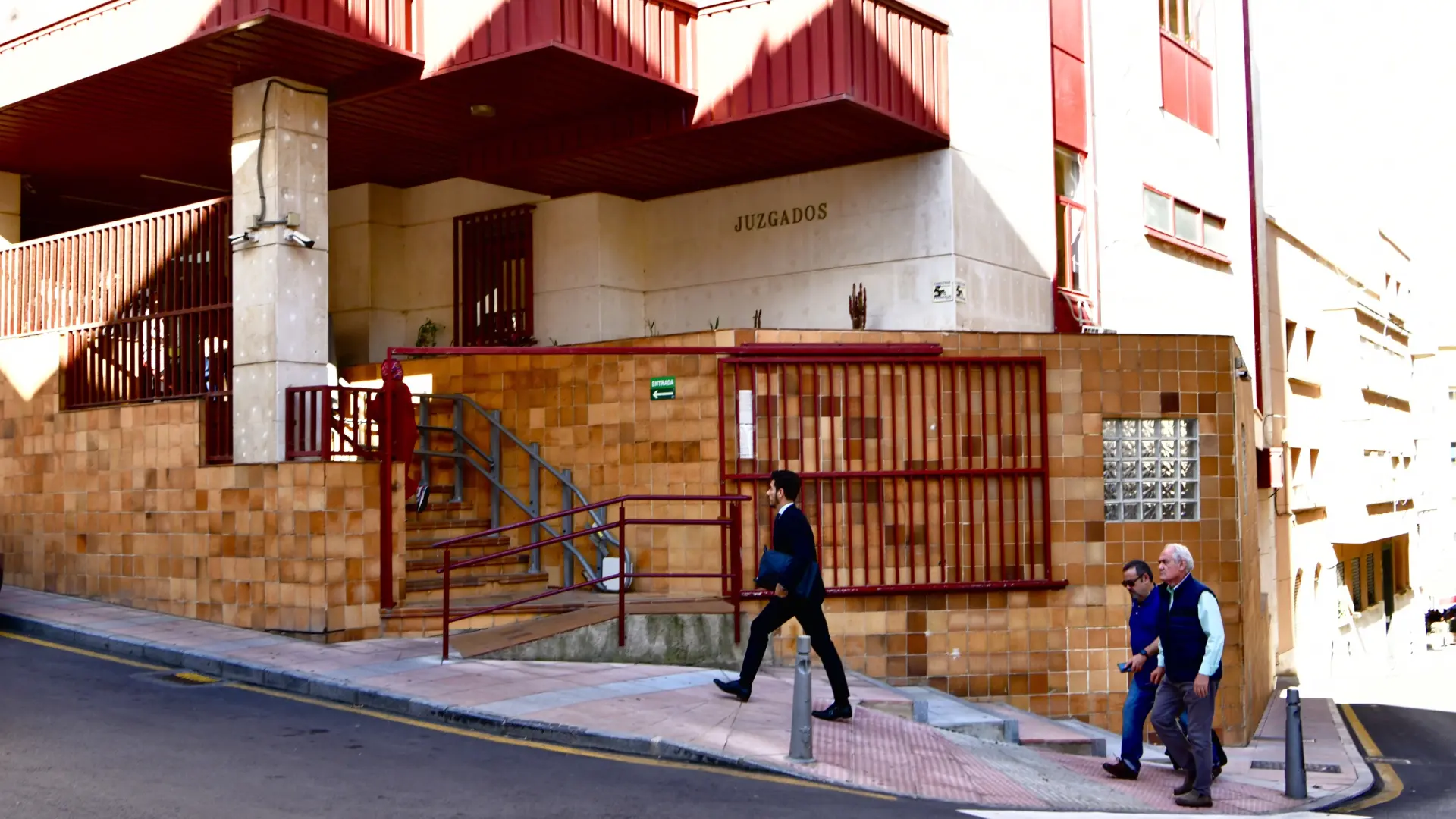Condenada por ocultar a doce migrantes en su casa en Ceuta, entre ellas una embarazada, en estado de insalubridad Condenada por ocultar a doce migrantes en su casa en Ceuta, entre ellas una embarazada, en estado de insalubridad