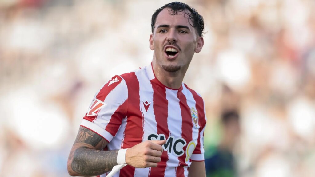 El futbolista Álex Sola empotra su coche en Almería y huye a la carrera