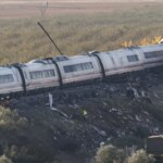 El número de muertos por el choque de trenes en Urda sube a 69 y los servicios de rescate identifican «restos humanos» en los vagones