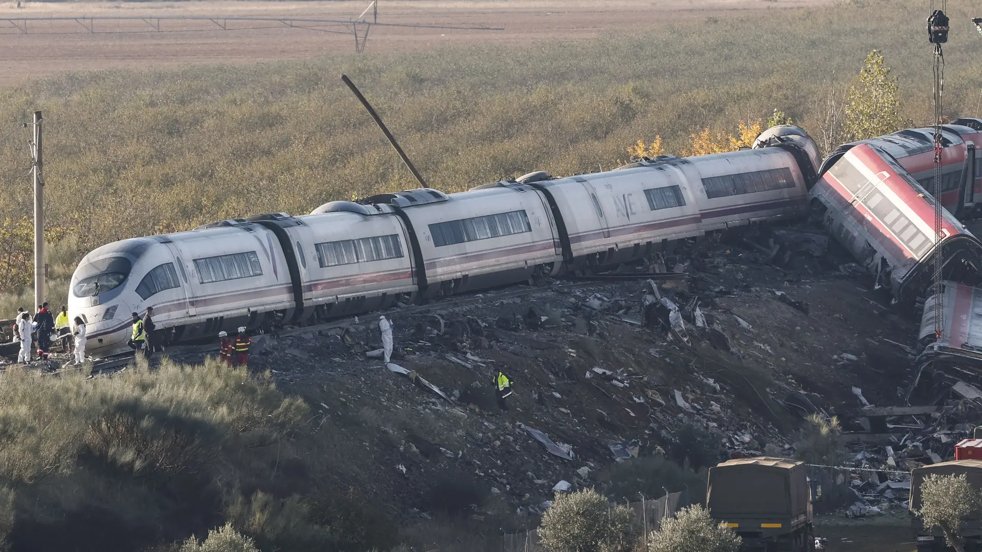 El número de muertos por el choque de trenes en Urda sube a 69 y los servicios de rescate identifican «restos humanos» en los vagones