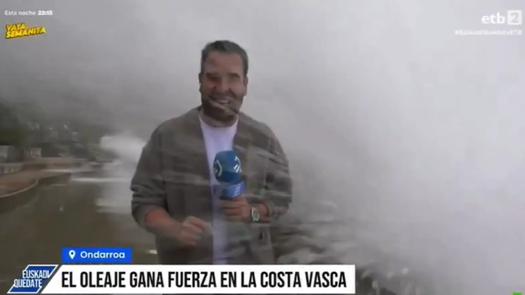 El susto en directo de un reportero de la ETB al ser golpeado por una enorme ola
