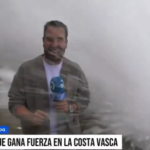 El susto en directo de un reportero de la ETB al ser golpeado por una enorme ola