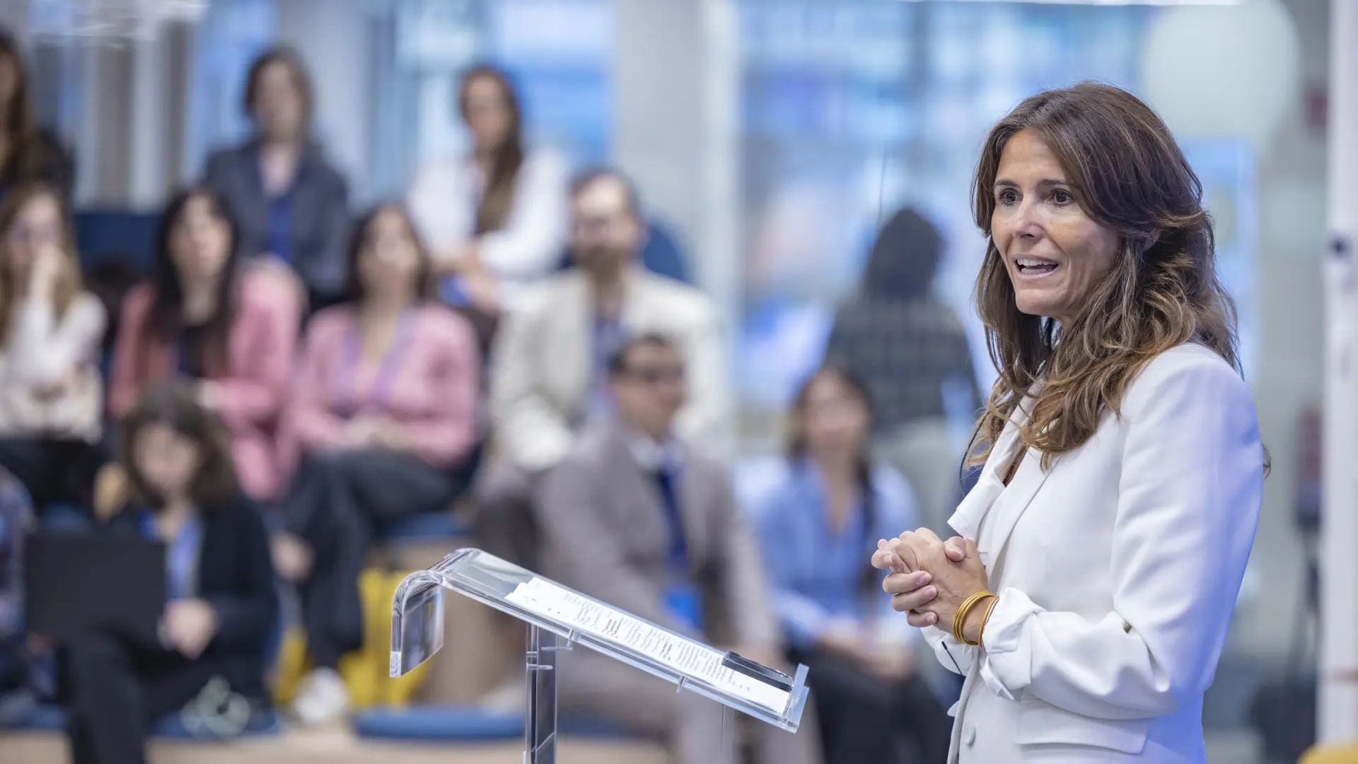 Experto debaten cómo evitar que la IA genere nuevas brechas laborales en las personas con discapacidad: "Su potencial es enorme"